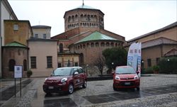 Le auto in car sharing davanti all'Università Cattolica del Sacro Cuore di Milano.