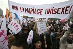 Dimostranti alla manifestazione di oggi a Parigi (Reuters).