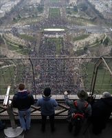 La folla dei manifestanti visti dalla Torre Eiffel (Reuters).