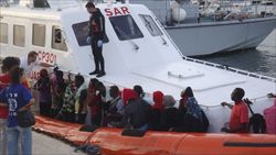 Migranti raccolti in mare dalla Guardia costiera all'approdo a Lampedusa (Reuters).