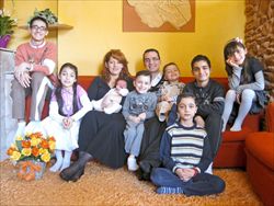 Laura dal Zotto e Luigi Palladino con i loro otto figli.