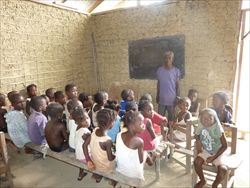Il Preside Mc Carly nella vecchia scuola di Neegbah: un edificio spoglio e senza finestre dove i bambini di tutte le classi si riunivano in un unico spazio