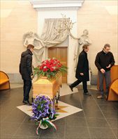 L'arrivo della salma di Rita Levi Montalcini al cimitero Monumentale di Torino (Ansa).