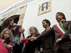 La famiglia Zappa alla cerimonia per l'intitolazione di una strada di Partinico al musicista.