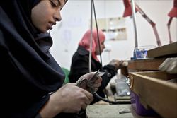 Un laboratorio dove una cooperativa di donne produce artigianato artistico, in Cisgiordania, sostenuto da Oxfam (Foto Siccardi-Sync).
