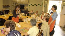Volontari e malati all'Alzheimer Café Milano 