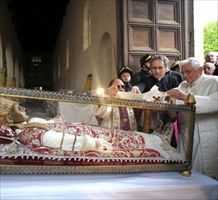 Benedetto XVI nel 2009 rende omaggio alle spoglie di Celestino V.