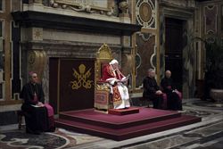 Il Papa nella Sala Clementina, durante l'ultimo incontro con i cardinali. Foto Reuters.