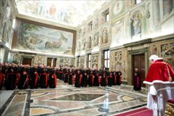 l Papa nella Sala Clementina, durante l'ultimo incontro con i cardinali. Foto Ansa. 