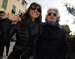 Beppe Grillo con la moglie Parvin (Reuters).