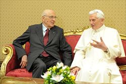 Un incontro in Vaticano fra Napolitano e il Papa (Reuters).