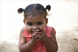 Le mutilazioni genitali femminili vengono praticate tra l'infanzia e la pubertà. (La foto di copertina è Corbis). Plan Italia ha lanciato una petizione per proteggere bambine e donne dalle Mgf.