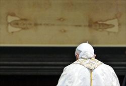 Papa Benedetto XVI prega davanti alla Sindone esposta nel Duomo di Torino il 2 maggio 2010. 