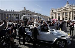 Benedetto XVI arriva in Piazza San Pietro per l'ultima Udienza generale del suo pontificato, mercoledì 27 febbraioc 2013 (Reuters).