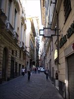 Via del Campo, a Genova, cantata da De André. Nella foto di copertina: l'insegna di via Gluck a Milano, resa famosa da Celentano (Fotogramma).