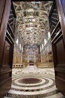 La cappella Sistina pronta per il conclave che designerà il successore di Benedetto XVI.. (Foto Ansa).