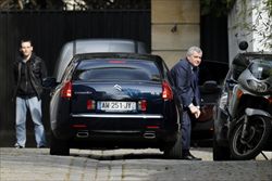 Thierry Herzog, l'avvocato di Sarkozy all'arrivo presso l'abitazione parigina dell'ex Presidente della Repubblica francese (Reuters).