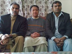 Ayub Masih con alcuni cristiani pachistani che lo stanno aiutando. 