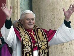 Joseph Ratzinger appena eletto papa Benedetto XVI.