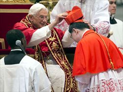 Papa Benedetto XVI impone la berretta cardinalizia a Luis Antonio Tagle, arcivescovo di Manila (Filippine). 