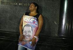 La disperazione di una venezuelana per la morte di Chavez (Reuters).