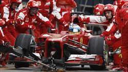 Un "pit stop" della Ferrari a Melbourne (Reuters).