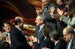 La stretta di mano tra il neo presidente del Senato Grasso e lo sfidante Schifani (Ansa).