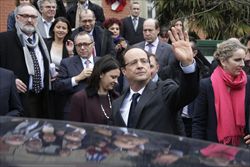 Il presidente francese Francois Hollande: la sua popolarità è in netto calo, mentre è in risalita quella di Sarkozy (Ansa).