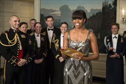 Michelle Obama annuncia l'Oscar per il miglior film (foto del servizio: Reuters).