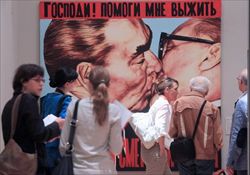 Il celebre murales del Muro di Berlino che ritrae il bacio tra Brezhnev e Honecker (Ansa).