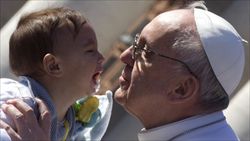 Un gesto di tenerezza del Papa (Ansa).