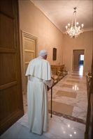 Papa Ratzinger a Castel Gandolfo. Foto Ansa. 