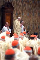 Papa Francesco e i cardinali. Foto Reuters.