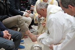 Papa Francesco lava i piedi a giovani detenuti nel carcere minorile di Casal del Marmo. Foto Ansa.