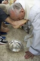 Papa Francesco lava i piedi a giovani detenuti nel carcere minorile di Casal del Marmo. Foto Ansa.