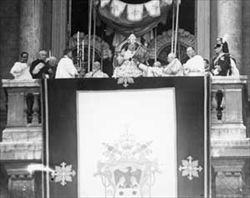 Achille Ratti appena eletto papa Pio XI. 