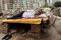 Un povero della regione autonoma dello Xinjiang. Foto Reuters.  