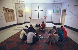 Un gruppo di cristiani pachistani riuniti in una chiesa locale (Reuters).