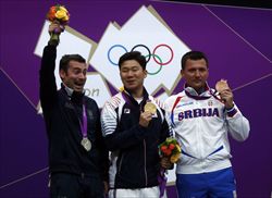 Tesconi (primo a sinistra) esulta dopo aver conquistato la medaglia d'argento alle Olimpiadi di Londra 2012 (Reuters).