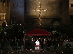 un momento della via Crucis (foto Reuters)