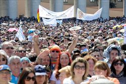 La folla in Piazza San Pietro durante il "Reina Coeli" di Papa Francesco (Ansa).