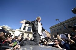 Beppe Grillo durante una manifestazione del Movimento 5 Stelle a Roma (Ansa).