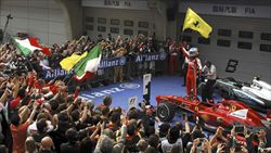 L'esultanza di Alonso dopo la vittoria in Cina (Reuters).
