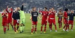 L'esultantza dei giocatori del Bayern dopo la vittoria a Torino (Reuters).