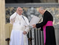 Papa Francesco impartisce la benedizione ai fedeli