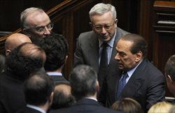 Il leader del Pdl Silvio Berlusconi in Aula con il suo ex ministro Tremonti e alcuni parlamentari Pdl