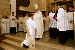 Un momento dell'ordinazione di don Simone Bruno, sacerdote paolino.