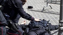 Uno dei carabinieri feriti a Roma (Ansa).