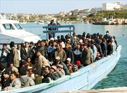 Uno sbarco di profughi africani a Lampedusa