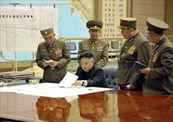 Il dittatore della Corea del Nord Kim Jong-un in posa nel suo quartier generale (Reuters).